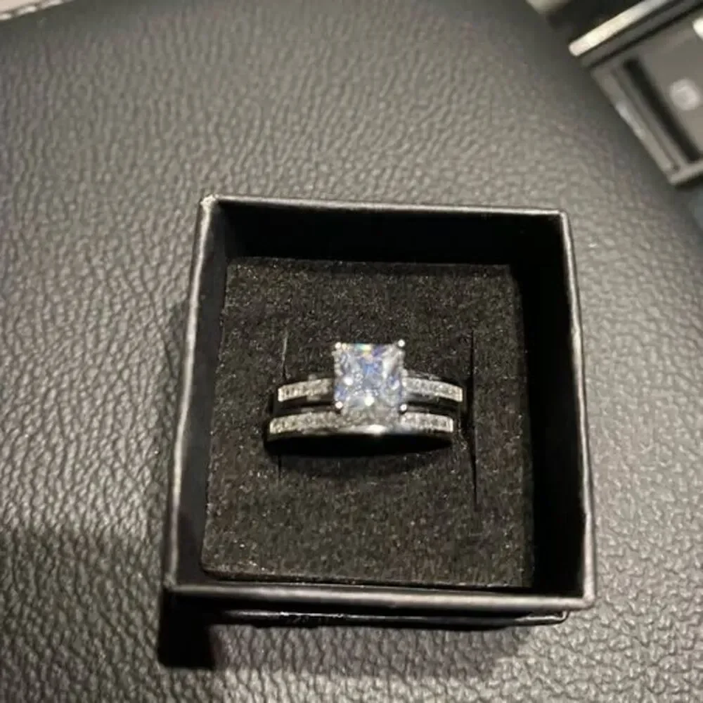 New 18k white gold wedding ring set